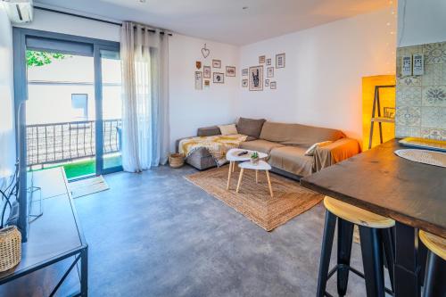 a living room with a couch and a table at Un havre de Paix entre Paris et Disney in Le Plessis-Trévise