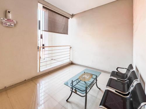 Χώρος καθιστικού στο Urbanview Hotel Syariah Graha 8 Bubutan Surabaya