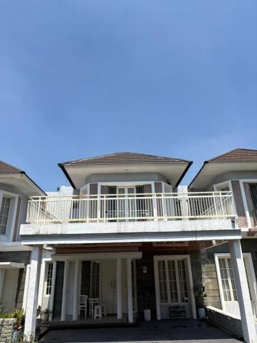 BlimbingにあるDarmawan Villaの屋上にバルコニーがある大きな家