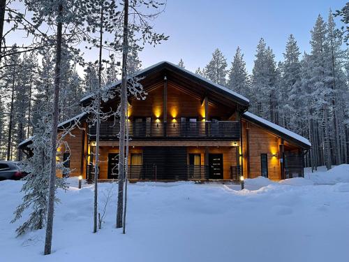 Villa Tieva A Ski-in Ski-out with private Jacuzzi by Aavalevi om vinteren