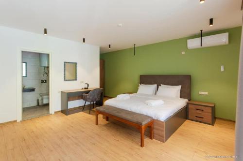 Ein Bett oder Betten in einem Zimmer der Unterkunft machakhela inn Cottage and hotel