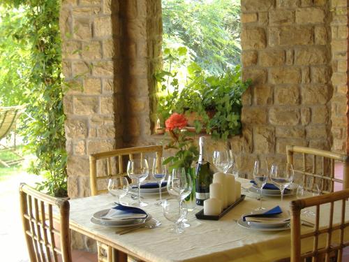 una mesa de madera con copas de vino y servilletas. en Da Ronald ... A Pian Del Papa, en Pratovecchio