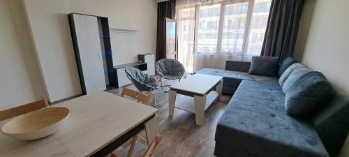 una sala de estar con un sofá y una mesa en Lighthouse GbA 304, en Balchik