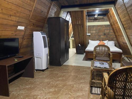 Smoky Falls Resort في Jāmb: غرفة بسرير وتلفزيون