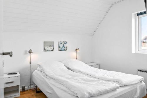 una camera bianca con un letto con lenzuola bianche di 159-Harboore-Alkajavej-6 a Harboør