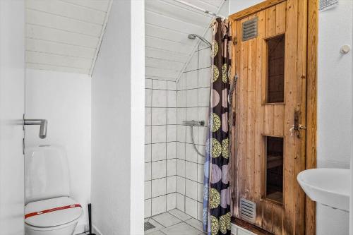 bagno con servizi igienici e porta in legno di 159-Harboore-Alkajavej-6 a Harboør