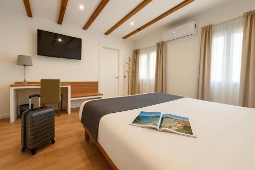 una camera d'albergo con un letto e una scrivania di Acetres 5 Boutique a Siviglia