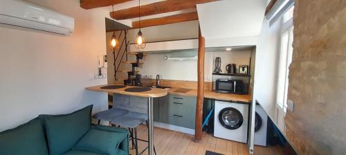a small kitchen with a bar in a tiny house at Joli duplex centre ville terrasse wifi clim in Châteauroux