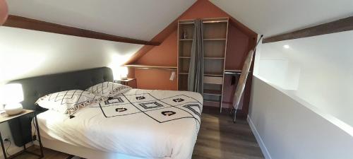 a bedroom with a bed with a white comforter at Joli duplex centre ville terrasse wifi clim in Châteauroux