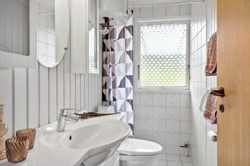 un bagno con lavandino, water e finestra di G431-Lemvig-Gyvelvej-31 a Lemvig