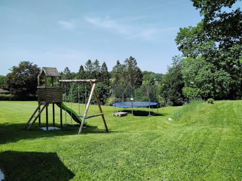 Ο χώρος παιχνιδιού για παιδιά στο Holiday Home in Waimes with Garden