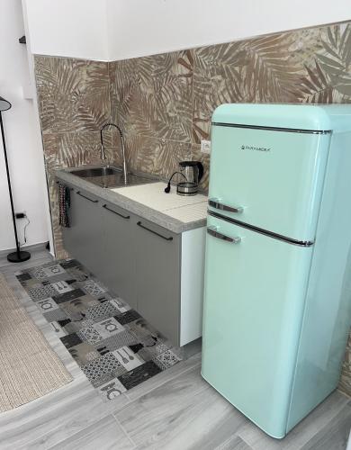 Una cocina con un refrigerador blanco y un fregadero. en Studio apartment in Fossato di Vico, 