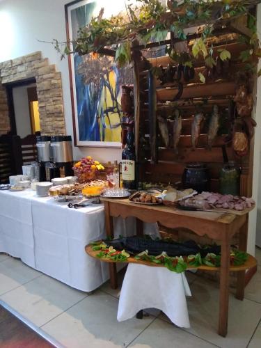 a buffet with a table with food on it at Ośrodek Wypoczynkowy Sosenka in Załom
