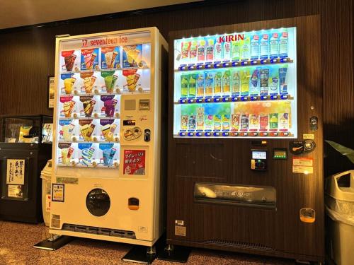 a drink vending machine next to a soda machine at APA Hotel Isehara-Ekimae in Isehara
