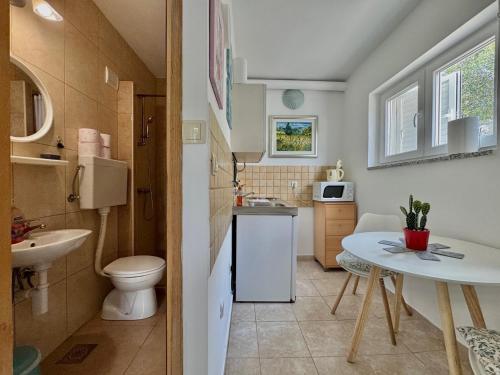 Kuchyň nebo kuchyňský kout v ubytování Lovely Studio Malina close to the Beach