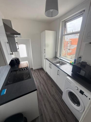 Η κουζίνα ή μικρή κουζίνα στο ResiLets 1st Floor apartment