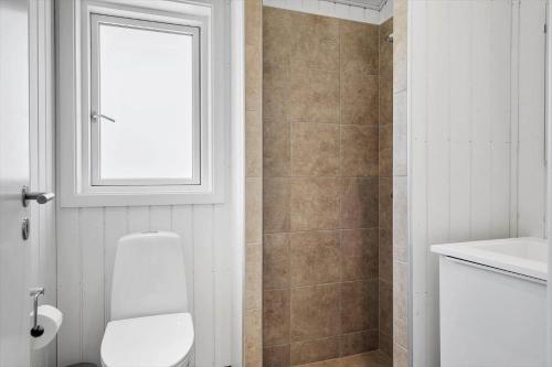 bagno bianco con servizi igienici e finestra di G302-Lemvig-Skovstjernevej-2 a Lemvig