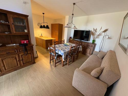 a living room with a couch and a table with chairs at Il Tramonto di Pienza in Pienza