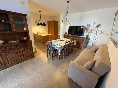 a living room with a couch and a table at Il Tramonto di Pienza in Pienza
