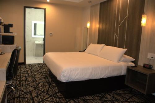 a bedroom with a large bed in a hotel room at Comfeeni Inn and Suites in Houston
