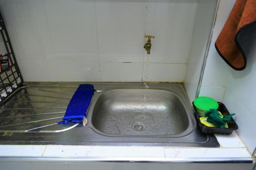 Un pequeño lavabo en un rincón de una habitación. en Jamin Homes AD2, en Ruiru