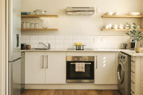 Una cocina o zona de cocina en The Max Hotel Sandton
