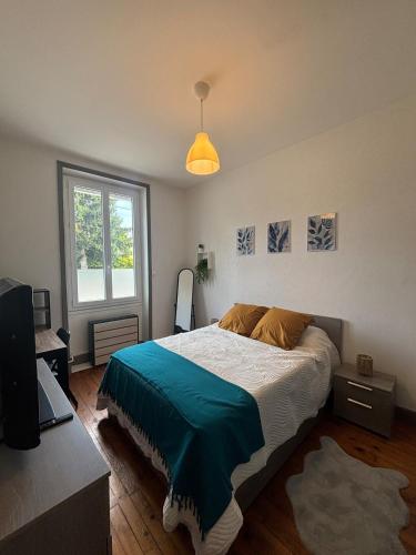 Ένα ή περισσότερα κρεβάτια σε δωμάτιο στο Appartement Roanne proche hopital