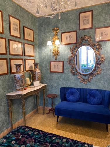 a blue couch in a room with a mirror at Venetian dream apartment in Venice