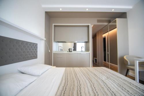 Giường trong phòng chung tại Elegant Apartment with Sea View in Alliance Palace