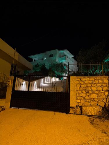 Το κτήριο όπου στεγάζεται  η παραθεριστική κατοικία