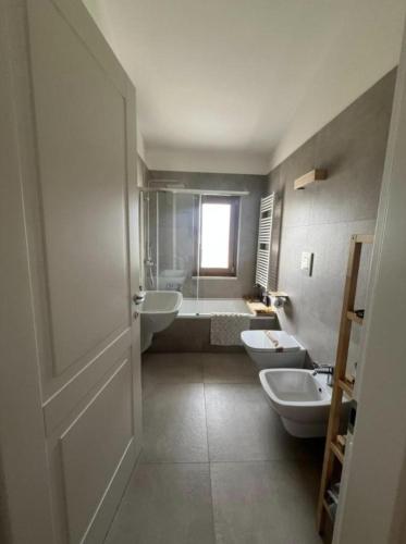 a bathroom with two sinks and a bath tub at APulia casa e cucina in Trani