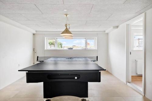 a ping pong table in the middle of a room at 717-Thyboron-Jernbanegade-3 in Thyborøn