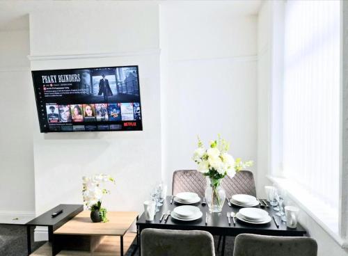 Televisyen dan/atau pusat hiburan di Cleaver House