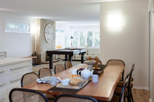Una cocina y un comedor con una mesa y un comedor. en The View at Kingston Beach, en Kingston Beach