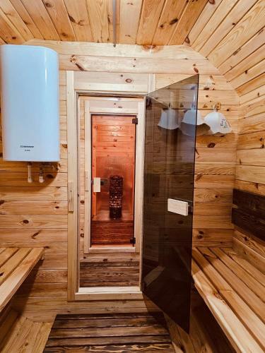 un bagno in una cabina di legno con uno specchio di Эко Парк a Bălţi
