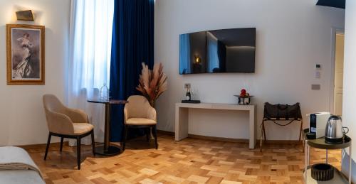 a living room with a table and chairs at Duse Luxury Stay in Milan