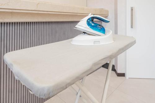 a iron is sitting on top of a table at フィットネスホテルいろは in Kishiwada