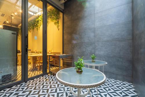 ニューデリーにあるCosy Grand, Chanakyapuri by The Cosy Hotelsのタイルフロアの部屋