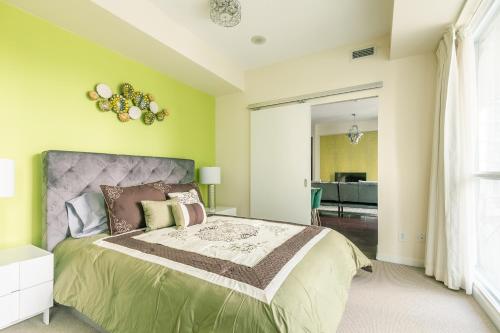 Postel nebo postele na pokoji v ubytování Classic 1BR & Den Apartment in Downtown Gym Pool