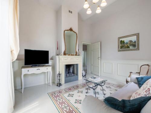 Televisyen dan/atau pusat hiburan di Holiday home in Toscana with pool