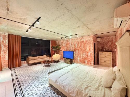 a bedroom with a bed and a tv in it at Sky Garden Hotel Tam Dao Phu Tho in Tam Ðảo