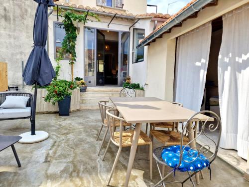 Patio nebo venkovní prostory v ubytování Demeure d'exception sur la place de l'église