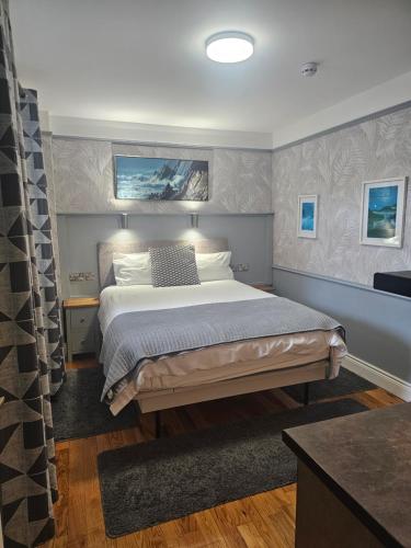 a bedroom with a large bed in a room at Rose Park House in Derry Londonderry