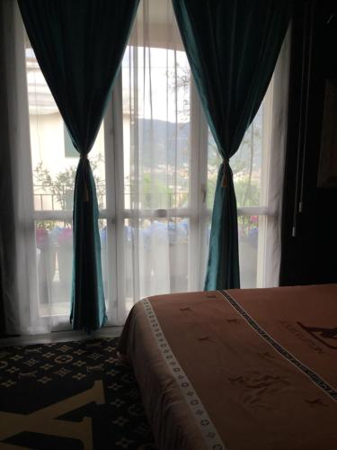 Vip garden jacuzzi seaview in the hearth of downtownにあるベッド