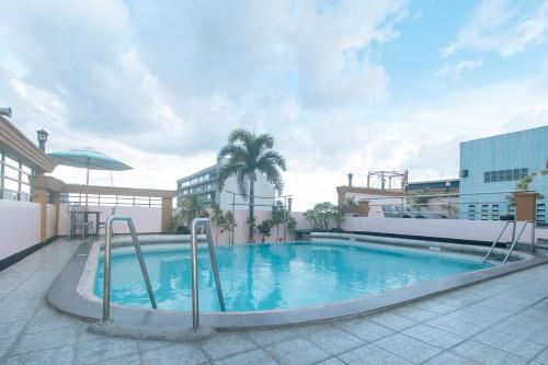 Kolam renang di atau dekat dengan Urban Travellers Hotel by RedDoorz