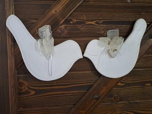 two white angel wings on a wooden wall at Milic Zagrski in Rupinpíccolo