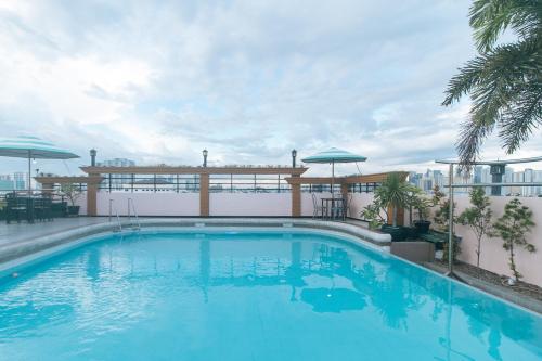 Kolam renang di atau dekat dengan Urban Travellers Hotel by RedDoorz