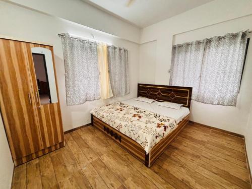 Φωτογραφία από το άλμπουμ του Urban Homestays a 2BHK Flat in Solapur σε Jāmb
