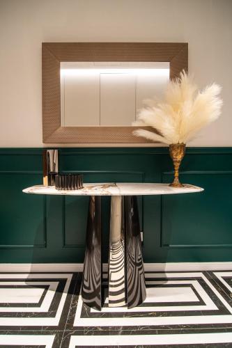 a room with a table with feathers on it at Duse Luxury Stay in Milan