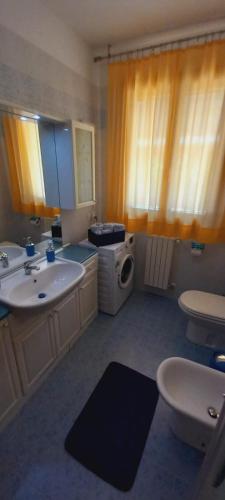 a bathroom with a sink and a washing machine at Casa Niky 